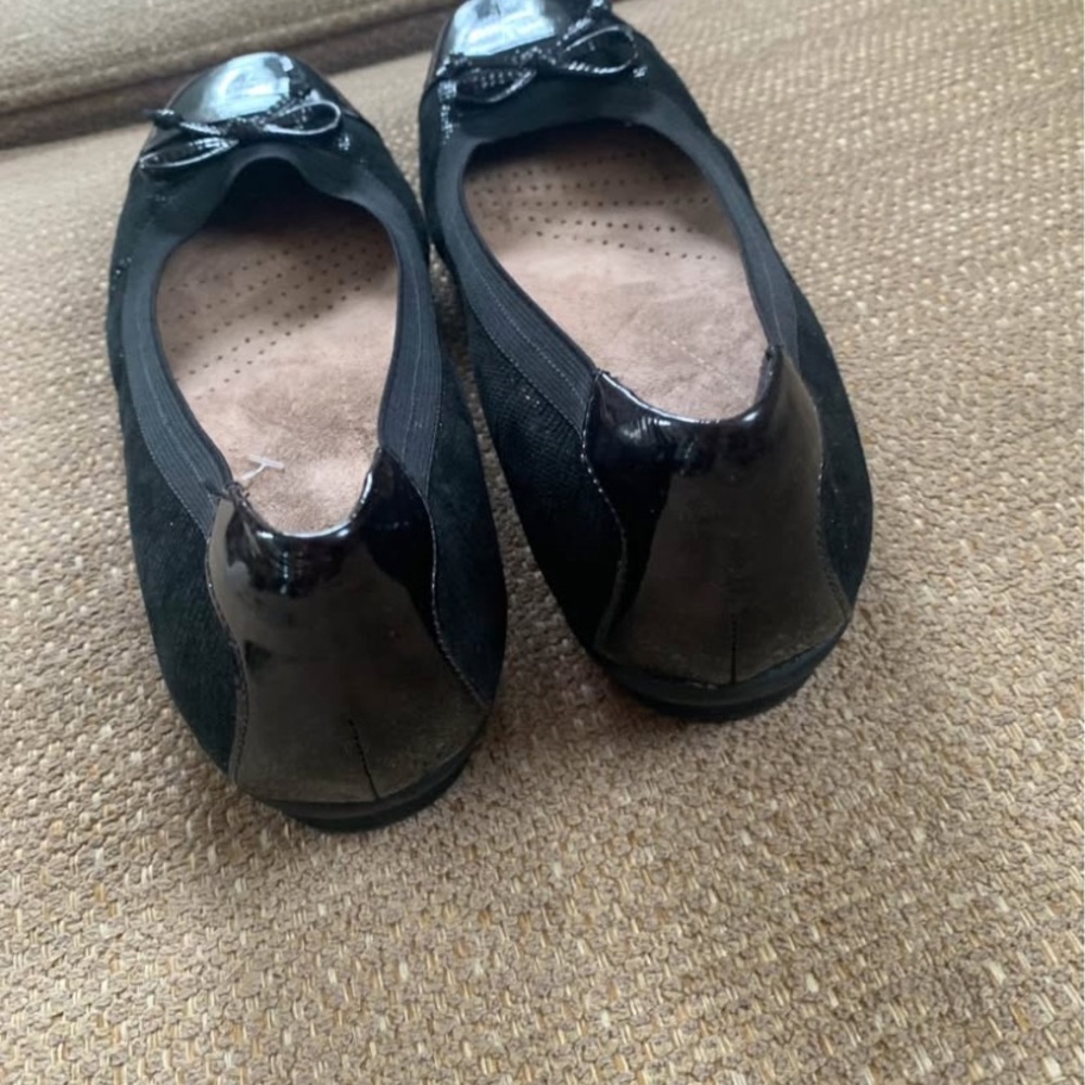 Clarks Glossy Black Flats with Bow - Picture 3 of 4